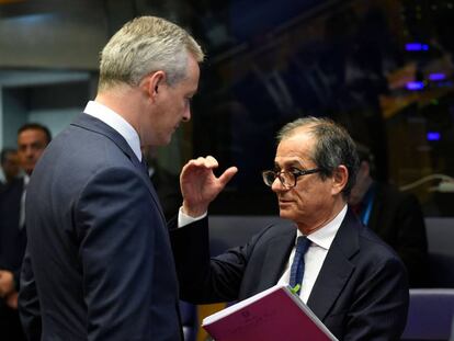 El ministro de Economía italiano, Giovanni Tria (derecha), habla con su homólogo francés, Bruno Le Maire, en Luxemburgo.