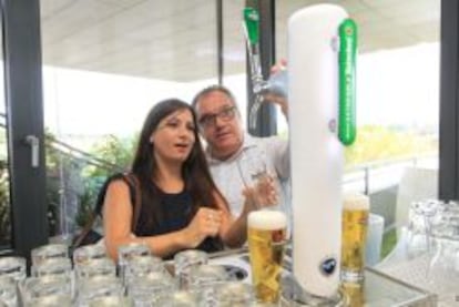 Un hostelero de Heineken muestra cómo se utiliza la refrigeradora "Instalación glacial".