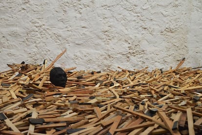 'Windward Coast - West Coast Slave Trade', por Radcliffe Bailey (2009-2011). Instalación. Teclas de piano, busto de yeso y purpurina.