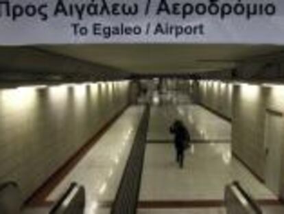 Una mujer entra en el metro de Atenas, cerrado por la huelga general.
