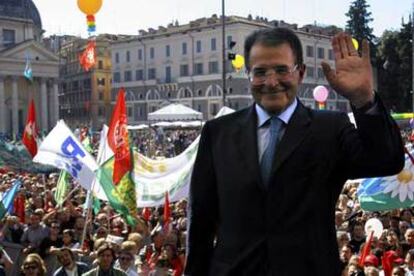 Romano Prodi saluda tras una marcha contra la política económica del Gobierno el pasado octubre en Roma.