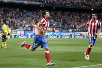 Diego celebra su primer gol con el Atlético de Madrid.