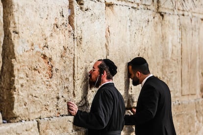Dos judíos ortodoxos rezan en el Muro de las Lamentaciones, en Jerusalén.