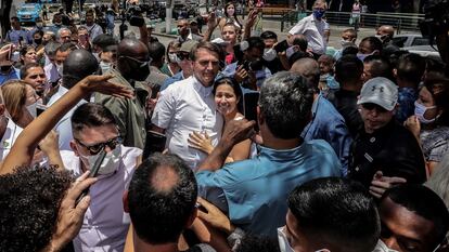 El presidente de Brasil, Jair Bolsonaro, saluda a sus seguidores tras votar este domingo en Río de Janeiro.