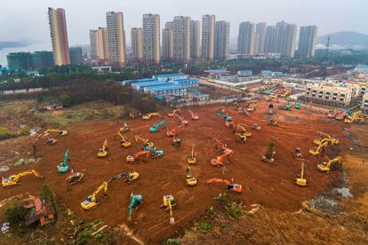 Vista aérea de decenas de excavadoras en las labores de construcción del hospital en Wuhan, el 24 de febrero.