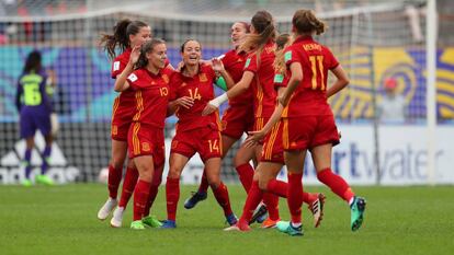 Aitana Bonmatí, en el centro, celebra su gol con sus compañeras.