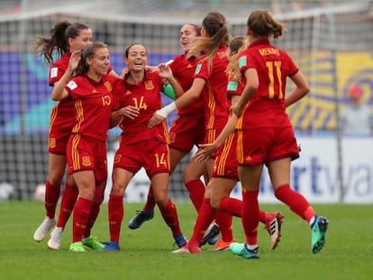 Aitana Bonmatí, en el centro, celebra su gol con sus compañeras.
