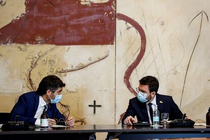 El presidente de la Generalitat Pere Aragonès, junto a su vicepresidente, Jordi Puigneró, durante la reunión semanal del Govern de este martes.