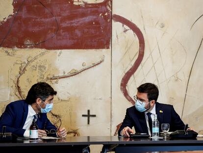 El presidente de la Generalitat Pere Aragonès, junto a su vicepresidente, Jordi Puigneró, durante la reunión semanal del Govern de este martes.