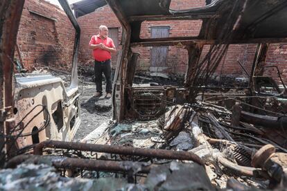 Imágenes de los resultados del incendio de la sierra de Gredos. Pablo Zazo del municipio de Villaviciosa mostrando como llegó el fuego a la puerta de su casa.