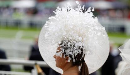 Uno de los sombreros que se ha visto en las praderas del hipódromo de Epsom.