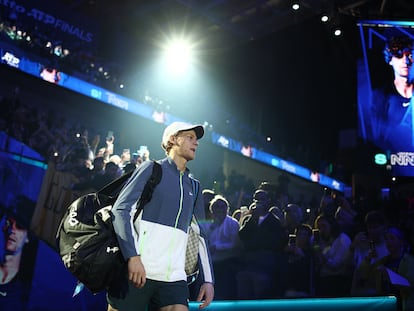 Jannik Sinner accede a la pista del Pala Alpitour de Turín.