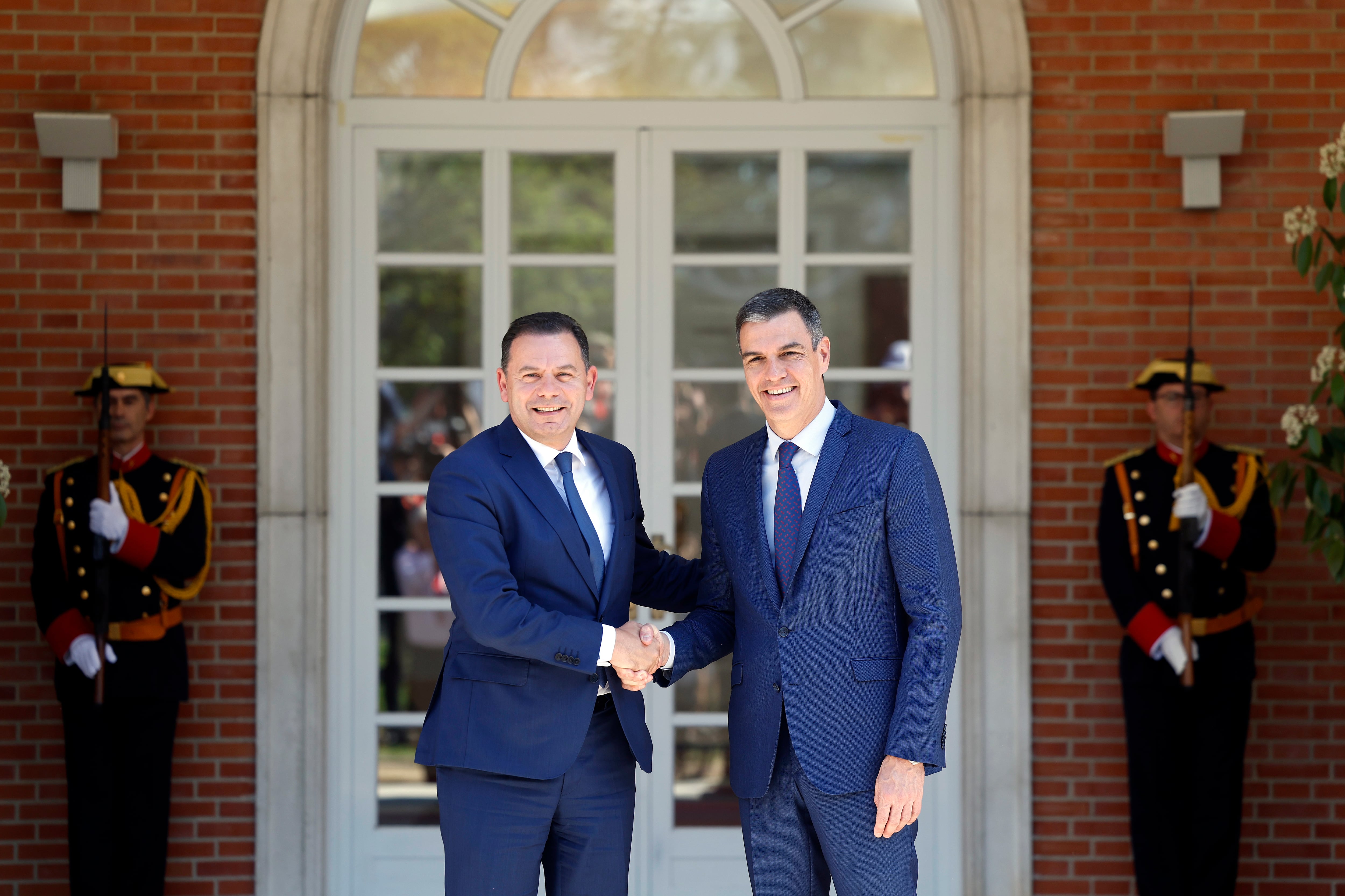 Sánchez y Montenegro estrechan relaciones en Faro en la primera cumbre ibérica tras el cambio político en Portugal 