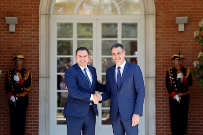 El presidente del Gobierno, Pedro Sánchez, recibe en la Moncloa al primer ministro de Portugal, Luís Montenegro, en su primera visita al exterior tras tomar posesión, el 15 de abril.