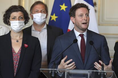 La alcaldesa Jeanne Barseghian junto al político francés Clément Beaune el mes pasado en Estrasburgo.