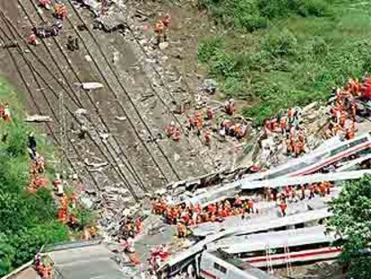 Vista aérea del tren Intercity Express tras sufrir un accidente en la localidad alemana de Eschede.