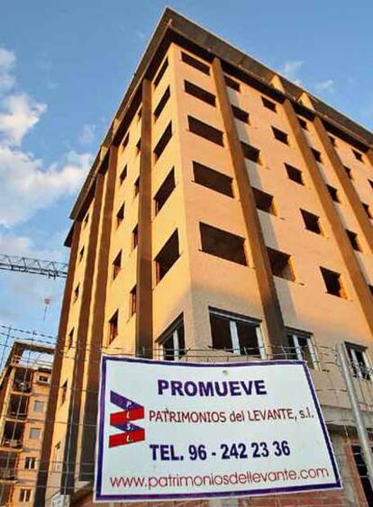 Bloques de viviendas protegidas en Algemesí cuyos adjudicatarios renunciaron tras el sorteo.