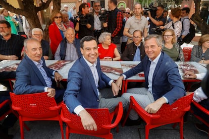 El presidente de la Junta de Andalucía, Juanma Moreno Bonilla (c), y el candidato a la Alcaldía de Alcorcón, Antonio González Terol (d), entre otros, durante la reunión mantenida este viernes con los miembros de la Junta Directiva de la Casa Regional de Andalucía de Alcorcón.