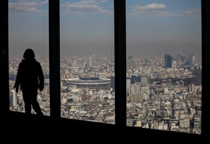 Vista del estadio de los Juegos Olímpicos y Paralímpicos de Tokio 2020, desde un mirador en la capital japonesa. El Comité Olímpico de Australia afirmó este viernes que los Juegos de Tokio serán "muy diferentes y más sencillos" y descartó los rumores sobre su posible cancelación debido a la situación de la pandemia en el país asiático y en el mundo.