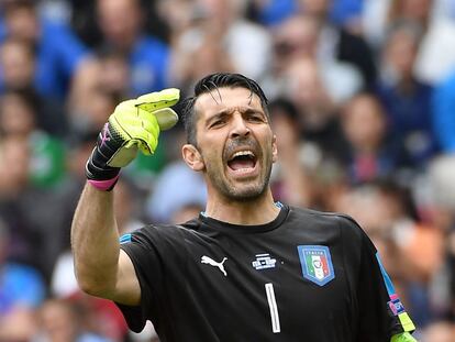 El porter Gianluigi Buffon d'Itàlia durant el partit Itàlia i Espanya a Saint Denis, França.