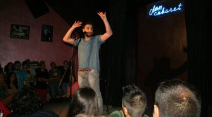 Un monologuista en acción en el Clan Cabaret