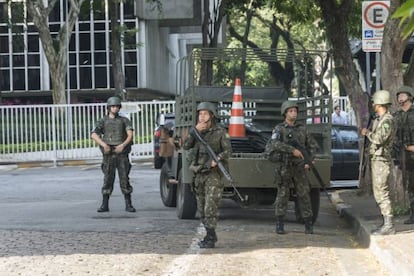 Militares na entrada do recinto da Sabesp, em Pinheiros.