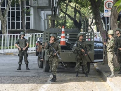Militares na entrada do recinto da Sabesp, em Pinheiros.