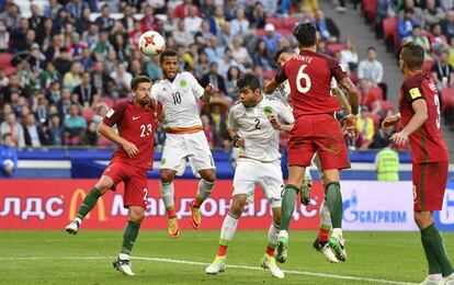 Moreno marca de cabeza el segundo gol de México.