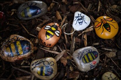 Piedras decoradas con el icono de una abeja decoran partes de la ciudad de Manchester en recuerdo a las víctimas. 