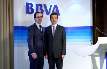 Jorge Sáenz Azcunaga, a la izquierda, y Rafael Doménech, en la presentación del informe del BBVA sobre la economía española,