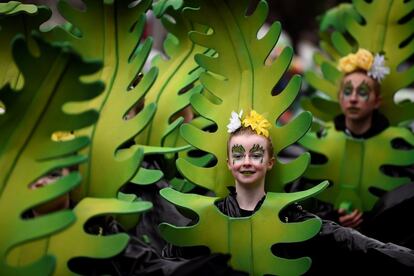 Una niña participa en el desfile del Día de San Patricio, en Dublín (Irlanda).
