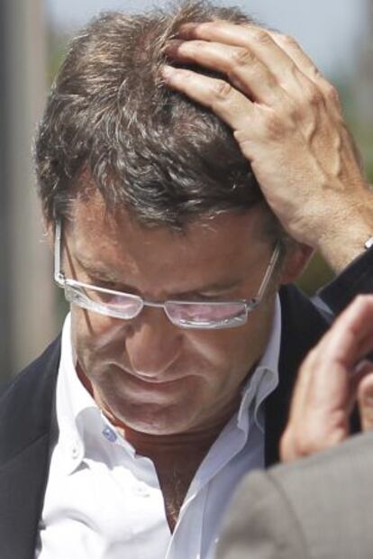 Feijóo, el pasado martes en el velatorio de Avelino Pousa Antelo. / ANXO IGLESIAS