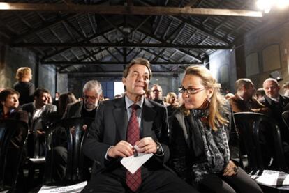 Mas, junto a su mujer, Helena Rakosnik, en un acto ayer dedicado al mundo de la cultura.