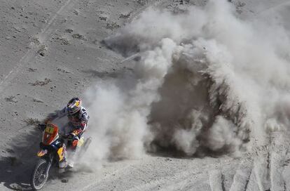 El piloto francés Cyril Despres sobre su motocicleta.