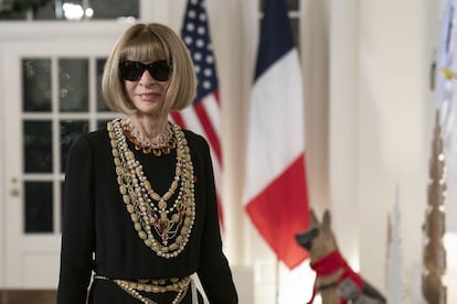 No faltó a la cita la redactora jefa de 'Vogue' y responsable de contenido de toda la cabecera a nivel mundial, Anna Wintour, que lució un conjunto de Chanel de 1983 acompañado de collares, cinturones y pulseras. Aunque parece que para esta ocasión, Wintour rompió una de sus propias reglas: vestir completamente de negro. Pero no se trató de un 'look' cualquiera, sino de la primera colección diseñada por el fallecido Karl Lagerfeld como director creativo de la marca francesa, en un guiño al país al que se homenajeaba esa noche.