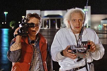 Michael J. Fox y Christopher Lloyd en una imagen de 'Regreso al futuro'. Ellos sí que apostaron por el progreso, aunque tuviese sus zonas oscuras.