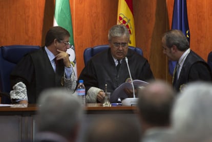 Los tres magistrados del tribunal que juzga el <i>caso Malaya</i> por la corrupción en Marbella.