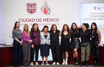 Clara Brugada (centro) presenta el festival 'Tiempo de mujeres' acompañada de funcionarias y artistas, este jueves en Ciudad de México.