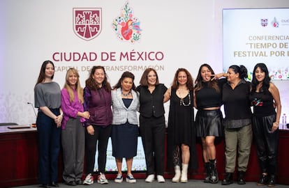 Clara Brugada (centro) presenta el festival 'Tiempo de mujeres' acompañada de funcionarias y artistas, este jueves en Ciudad de México. 