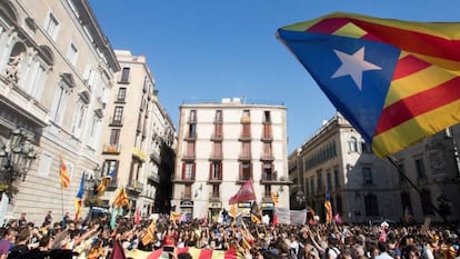 CIENTOS DE ESTUDIANTES CONCENTRAN ANTE EL PALAU DE LA GENERALITAT