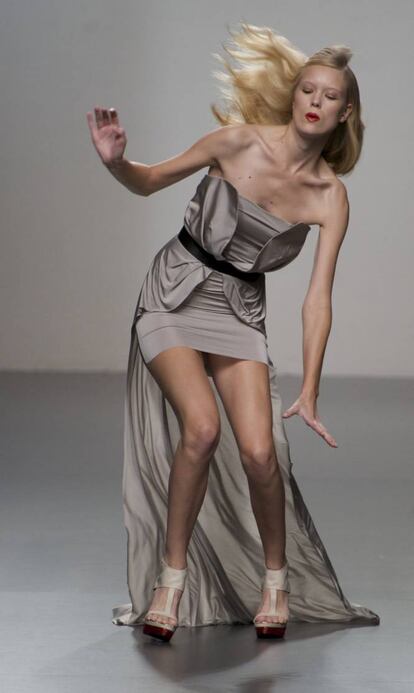 Durante un desfile de Amaya Arzuaga en la Semana de la Moda de Madrid, una modelo no pudo dominar los tacones y su tobillo se dobló.