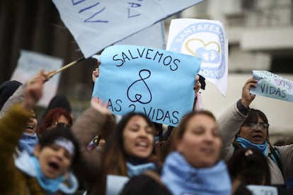 Manifestantes en contra de la legalización del aborto manifiestan frente al Congreso.