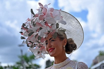 Otro de los arreglos florales lucido por una de las asistentes a Royal Ascot. 