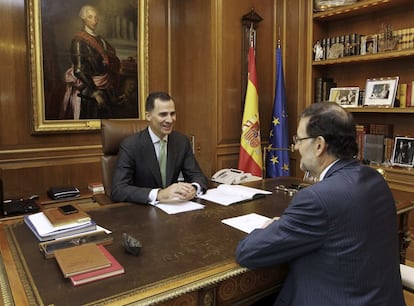 El rey Felipe VI recibe al presidente del Gobierno, Mariano Rajoy, en su primera reunión en la Zarzuela tras su proclamación, el 20 de junio de 2014.