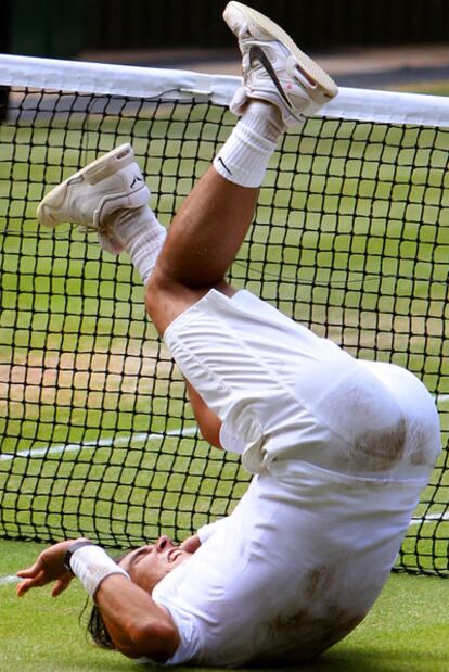 Rafa Nadal celebra con una espectacular voltereta su triunfo en la hierba de Wimbledon.