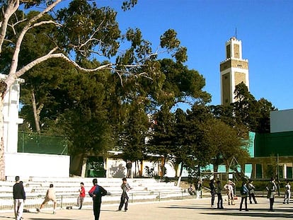Unos alumnos juegan en el patio del instituto español Severo Ochoa, en Tánger.