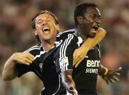 Cassano y Diarra festejan un gol