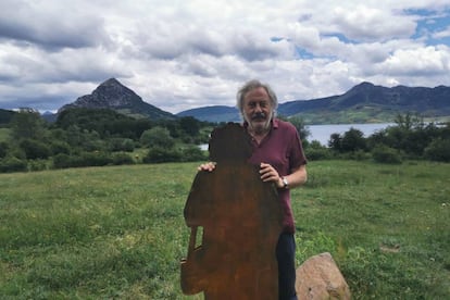 Julio Llamazares, junto a una de las esculturas de la ruta El Eco de la Montaña.