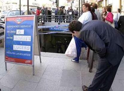 Acceso a la estacin Puerta del ?ngel el da del accidente en que fallecieron dos trabajadores.