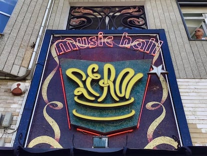A las afueras de Turín, un letrero luminoso que representa una corona de oro formula una promesa de esplendor y fantasía: “Music Hall Le Roi”.